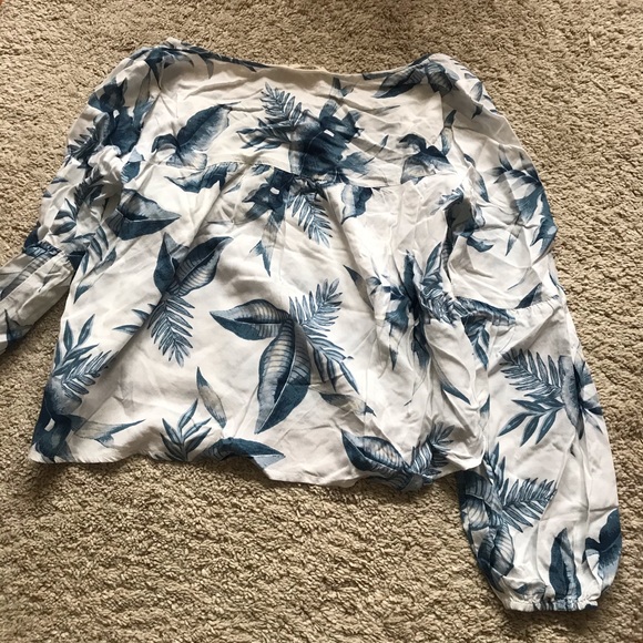 Hollister - Women’s White & Blue Floral Blouse - S - Picture 4 of 6